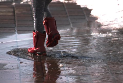 Czy naprawdę można zachorować, jeśli zmoczy się stopy